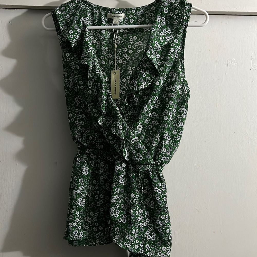 New with tags max studio green with flowers sleeveless top